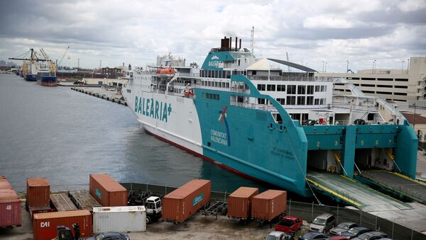 Le ferry Balearia au large d'un port - Sputnik Afrique