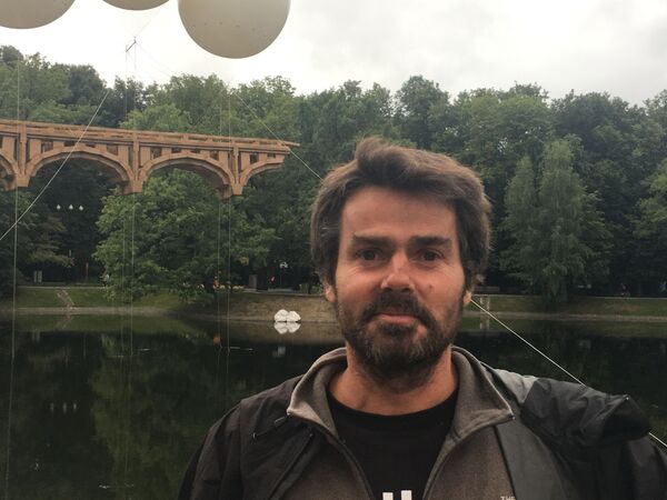«De la poésie pure dans l’air russe»: un artiste marseillais crée un pont volant à Moscou - images - Sputnik Afrique