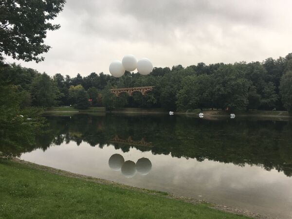 «De la poésie pure dans l’air russe»: un artiste marseillais crée un pont volant à Moscou - images - Sputnik Afrique