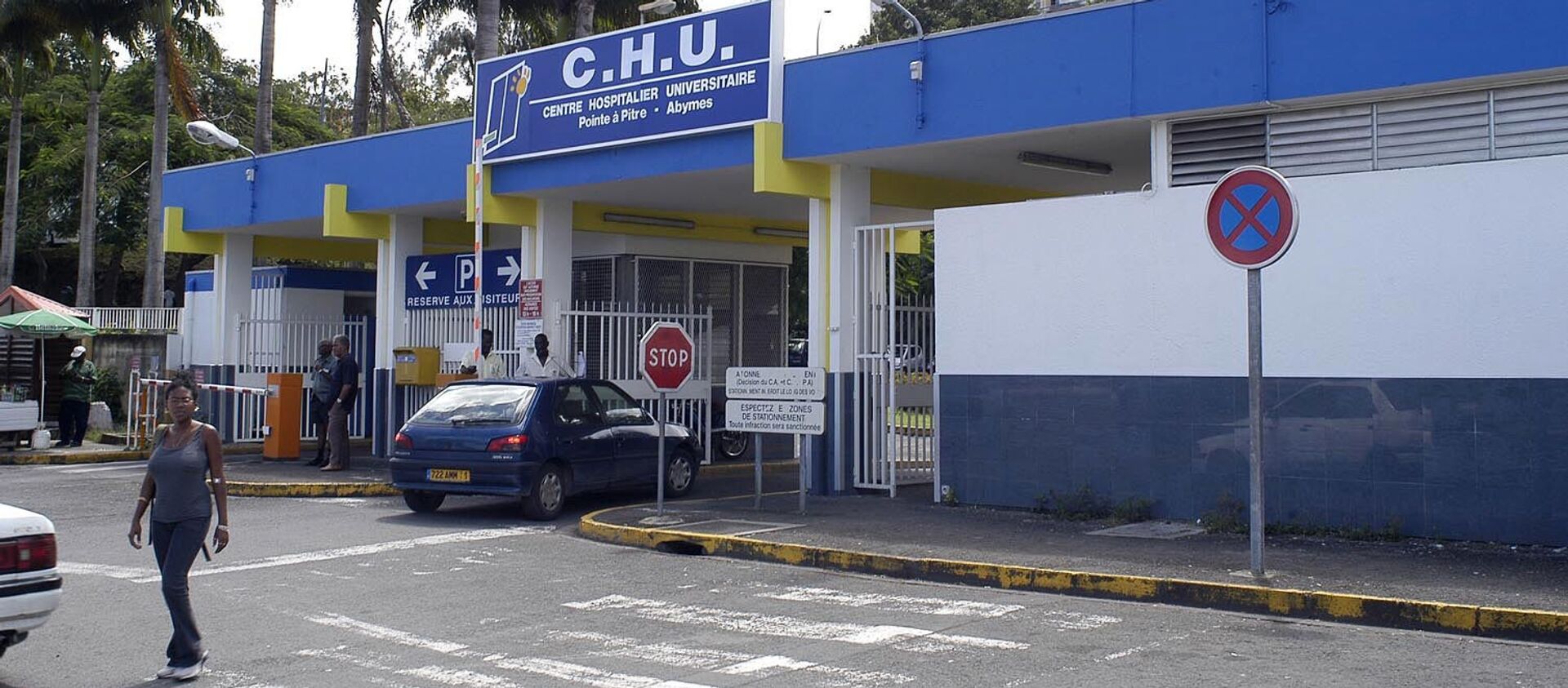 A picture taken on August 27, 2012 shows the entrance of the Pointe-a-Pitre CHU (University Hospital) in the French Caribbean overseas department of Guadeloupe, where French rock star Johnny Hallyday was hospitalized before being transferred for a cardiological assessment to Fort-de-France CHU in the caribbean island of La Martinique. - Sputnik Afrique, 1920, 02.08.2019