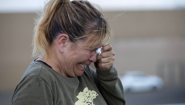 Une femme qui recherche sa mère disparue dans le magasin à El Paso attaqué par un tueur - Sputnik Afrique
