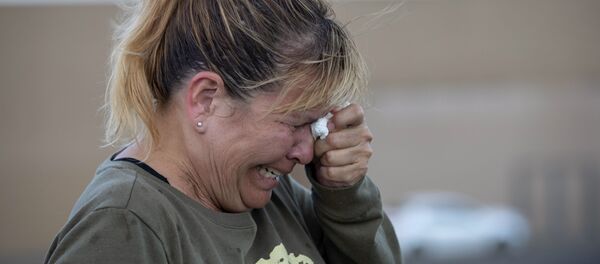 Une femme qui recherche sa mère disparue dans le magasin à El Paso attaqué par un tueur - Sputnik Afrique