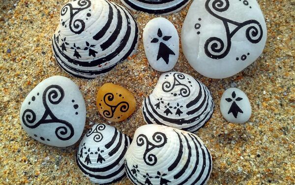 Si vous trouvez des coquillages peints sur une plage quibronnaise, Elena est passé par là - Sputnik Afrique
