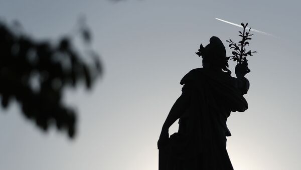The Monument to the Republic is seen in silhouette  - Sputnik Afrique