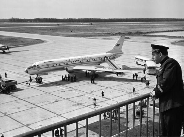 Un Tu-104B arrivé de Leningrad à Moscou sur l’aire d’atterrissage de l’aéroport de Chérémétiévo. - Sputnik Afrique