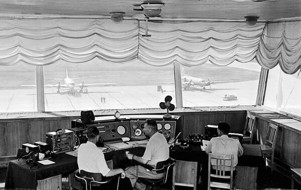 Aiguilleurs du ciel contrôlant les vols à l’aéroport de Chérémétiévo, en 1959. - Sputnik Afrique