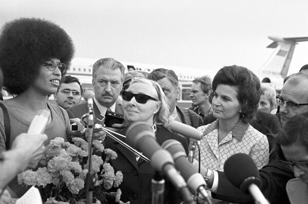 Valentina Terechkova, présidente du Comité des femmes soviétiques, accueille l’Américaine Angela Davis à l’aéroport de Chérémétiévo, en 1972. - Sputnik Afrique
