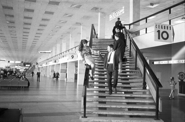 L’actrice soviétique de théâtre et de cinéma Tamara Degtiareva avec un ami à l’aéroport de Chérémétiévo. - Sputnik Afrique