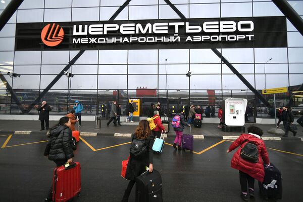 Des passagers à l’entrée au terminal B de l’aéroport international de Chérémétiévo, à Moscou. - Sputnik Afrique