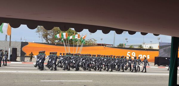 La Côte d’Ivoire fête les 59 ans de son indépendance par un défilé militaire– images - Sputnik Afrique