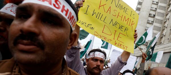 Plusieurs personnes munies de pancartes lors d'un rassemblement de solidarité avec les habitants du Cachemire, à Karachi, au Pakistan, le 5 août 2019. - Sputnik Afrique