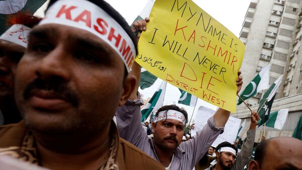 Plusieurs personnes munies de pancartes lors d'un rassemblement de solidarité avec les habitants du Cachemire, à Karachi, au Pakistan, le 5 août 2019. - Sputnik Afrique