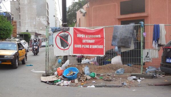 Un dépôt sauvage d’ordures dans le quartier du Plateau, à Dakar, en juillet 2019. - Sputnik Afrique
