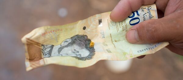 Une pépite d'or sur un billet de bolivar - Sputnik Afrique