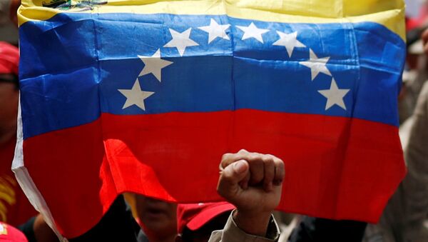 un drapeau vénézuelien brandi par des supporteurs de Nicolas Maduro - Sputnik Afrique