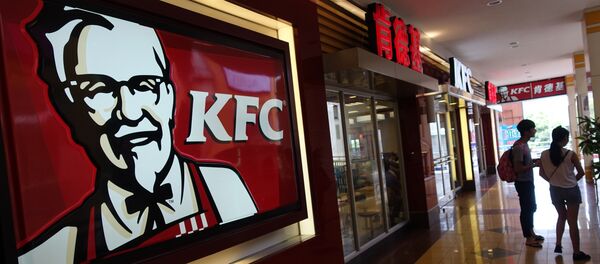 Deux personnes passent devant un restaurant KFC à Shanghai - Sputnik Afrique
