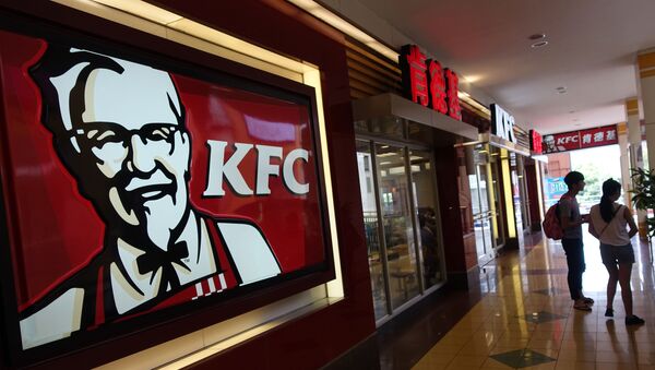 Deux personnes passent devant un restaurant KFC à Shanghai - Sputnik Afrique