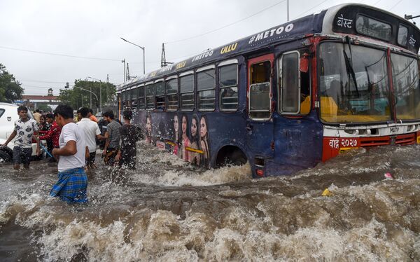 Un autobus dans une rue inondée de Mumbai - Sputnik Afrique