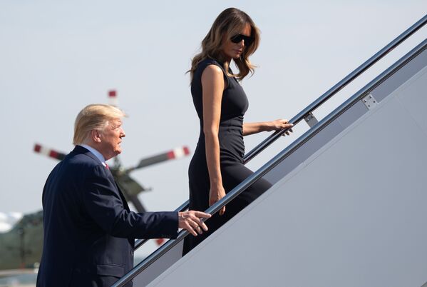 Donald Trump et Melania Trump montent dans l’avion présidentiel au Texas - Sputnik Afrique