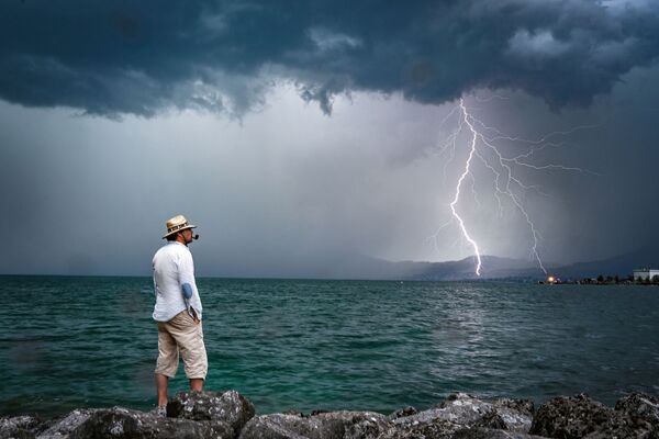 Un homme sur fond d’un coup de foudre à l’horizon du lac de Genève - Sputnik Afrique