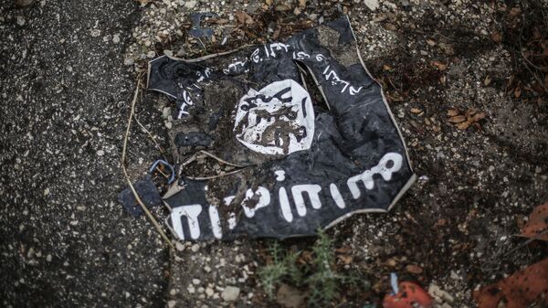 Le drapeau de l'organisation islamiste radicale État islamique d'Irak et du Levant sur les lieux des combats dans la province de Lattaquié. - Sputnik Afrique