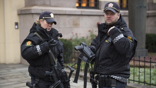 Armed police officers are seen outside the Nobel institute in Oslo - Sputnik Afrique