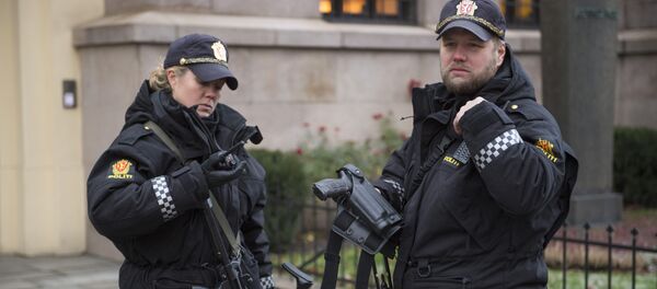 Armed police officers are seen outside the Nobel institute in Oslo - Sputnik Afrique