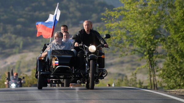 Vladimir Poutine au défilé international de motards en Crimée - Sputnik Afrique