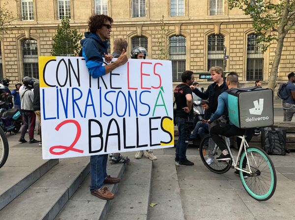 Les livreurs de Deliveroo en colère contre la précarisation grandissante - Sputnik Afrique