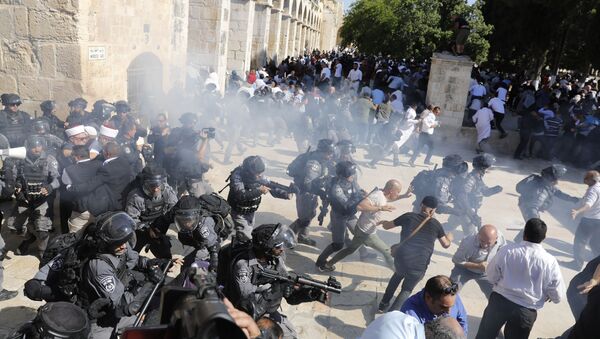 Heurts entre policiers israéliens et Palestiniens sur l'esplanade des Mosquées - Sputnik Afrique