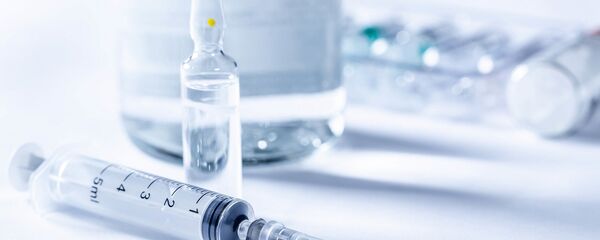 Un médicament en ampoule et une seringue (image d'illustration) - Sputnik Afrique