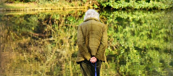 une femme le parc женщина парк - Sputnik Afrique