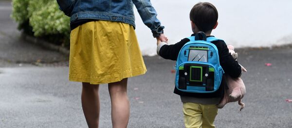 un garçon va à l'école - Sputnik Afrique