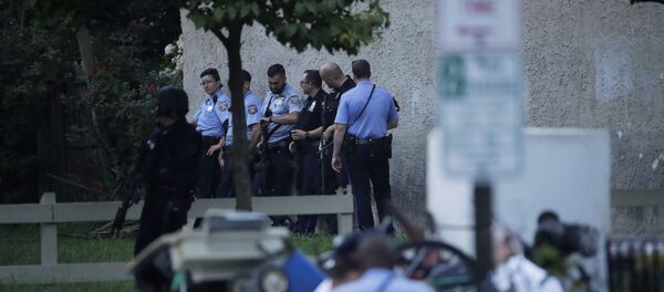 Police officers stand near the scene of a shooting Wednesday, Aug. 14, 2019, in the Nicetown neighborhood of Philadelphia. - Sputnik Afrique