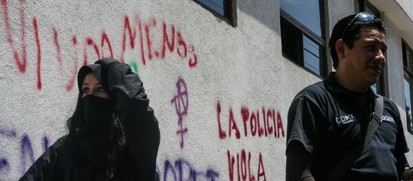 Manifestation réclamant justice après  le viol d'une adolescente  par quatre policiers à Mexico - Sputnik Afrique