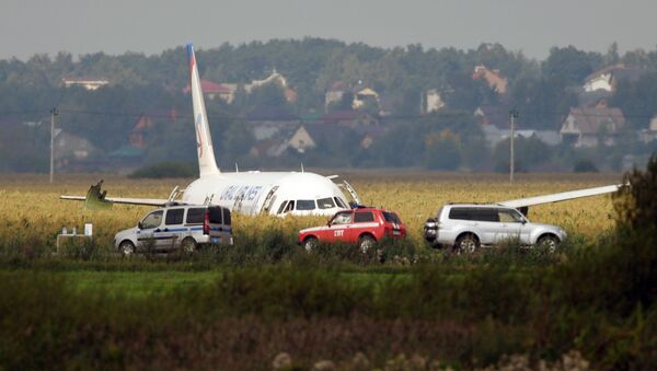 Самолет А-321 с пассажирами на борту совершил жесткую посадку в Подмосковье - Sputnik Afrique