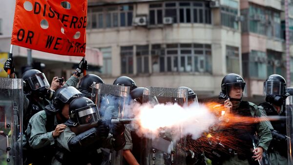 La police de Hong Kong utilise du gaz lacrymogène contre les manifestants - Sputnik Afrique