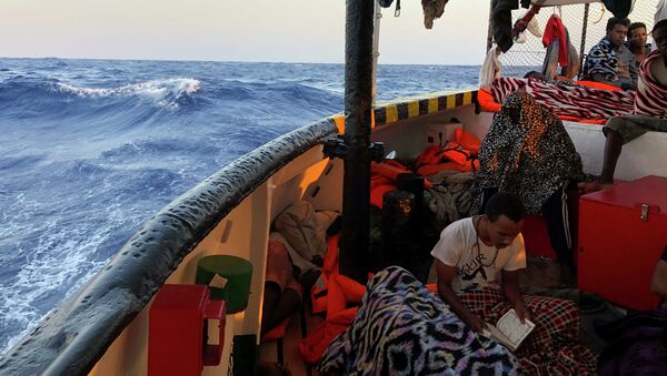 Un migrant sur un bateau humanitaire de l'ONG espagnole Open Arms - Sputnik Afrique