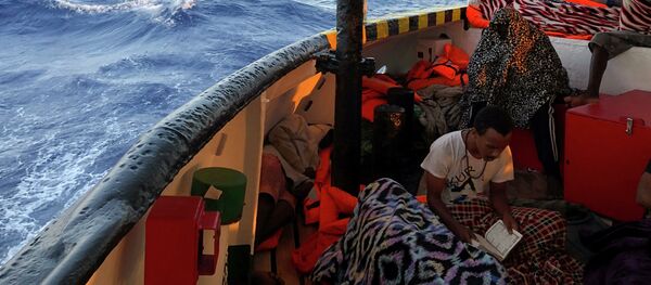 Un migrant sur un bateau humanitaire de l'ONG espagnole Open Arms - Sputnik Afrique