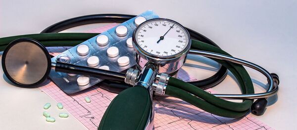 un tonomètre тонометр une tension artérielle артериальное давление - Sputnik Afrique