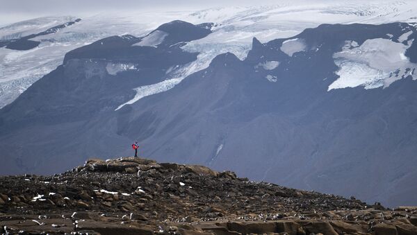 Un homme sur ce qui était autrefois le glacier d’Okjokull, en Islande - Sputnik Afrique