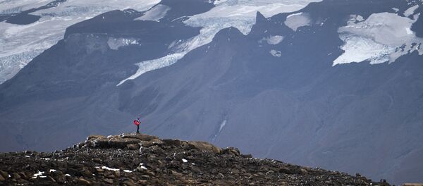 Un homme sur ce qui était autrefois le glacier d’Okjokull, en Islande Un homme sur ce qui était autrefois le glacier d’Okjokull, en Islande - Sputnik Afrique