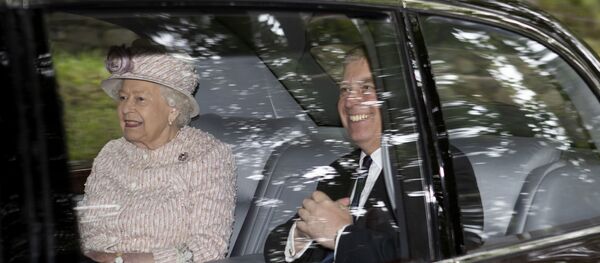 La reine Élisabeth II avec son fils, le prince Andrew - Sputnik Afrique