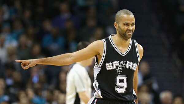 (FILES) In this file photo taken on March 20, 2016 Tony Parker #9 of the San Antonio Spurs reacts after a play during their game against the Charlotte Hornets at Time Warner Cable Arena on March 21, 2016 in Charlotte, North Carolina. - The San Antonio Spurs said August 16, 2019, they will retire Tony Parker's Number 9 jersey on November 11, when they host the Memphis Grizzlies in an NBA regular-season game. (Photo by STREETER LECKA / GETTY IMAGES NORTH AMERICA / AFP) - Sputnik Afrique