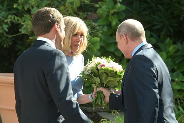Brigitte Macron enlève son attelle et accueille Vladimir Poutine Brigitte Macron enlève son attelle et accueille Vladimir Poutine - Sputnik Afrique