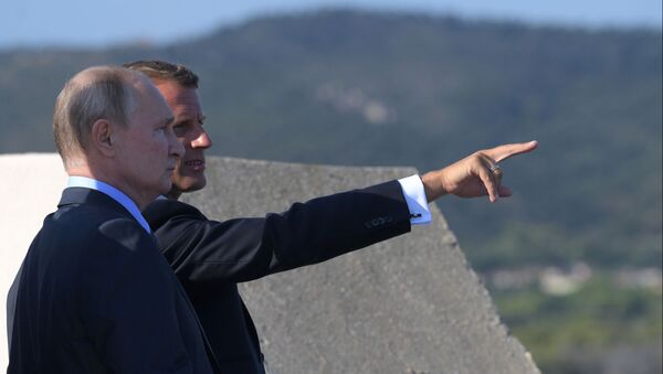 French President Emmanuel Macron (R) gives some explanations to Russia's President Vladimir Putin, at his summer retreat of the Bregancon fortress on the Mediterranean coast, near the village of Bormes-les-Mimosas, southern France, on August 19, 2019, during a meeting for talks before the G7 Summit. (Photo by Alexei Druzhinin / Sputnik / AFP) - Sputnik Afrique