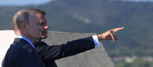 French President Emmanuel Macron (R) gives some explanations to Russia's President Vladimir Putin, at his summer retreat of the Bregancon fortress on the Mediterranean coast, near the village of Bormes-les-Mimosas, southern France, on August 19, 2019, during a meeting for talks before the G7 Summit. (Photo by Alexei Druzhinin / Sputnik / AFP) - Sputnik Afrique