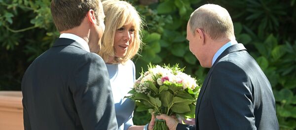 Президент РФ Владимир Путин и президент Франции Эммануэль Макрон с супругой Брижит во время встречи в резиденции президента Франции Форт Брегансон - Sputnik Afrique