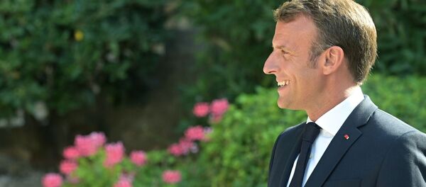 Президент Франции Эммануэль Макрон перед встречей с президентом РФ Владимиром Путиным в резиденции президента Франции Форт Брегансон - Sputnik Afrique