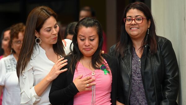 Salvadorean rape victim Evelyn Hernandez (C) is accompanied by her lawyers after being cleared of murder after giving birth to a stillborn baby at home in 2016, at Ciudad Delgado's court in San Salvador on August 19, 2019. - El Salvador has an extremely strict abortion ban. (Photo by Oscar Rivera / AFP) - Sputnik Afrique